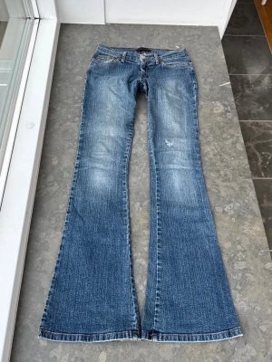 Lowwaist jeans - Så snygga jeans som tyvärr inte passar mig och har därför ingen bild på! Midjemått tvärsöver: 36cm + stretch Midjehöjd: 19cm Inerbens längd: 84cm💕 finns några jätte små fläckar se bild men annars i gott skick 💕