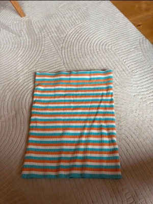 Matchande sett  - Säljer ett fint matchande sätt från Gina tricot. Väldigt fint på sommaren kjolen är i stolek S, toppen stolek XS. Går att köpa separat. Använd 1 gång