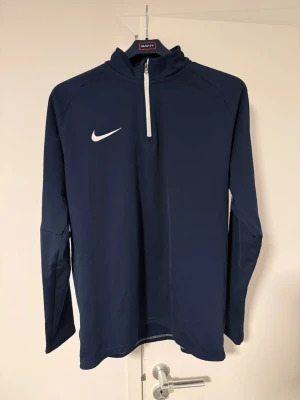 Nike tröja - Träningströja från Nike. Väldigt fint skick inga defekter. Hör av er för prisförslag och frågor.