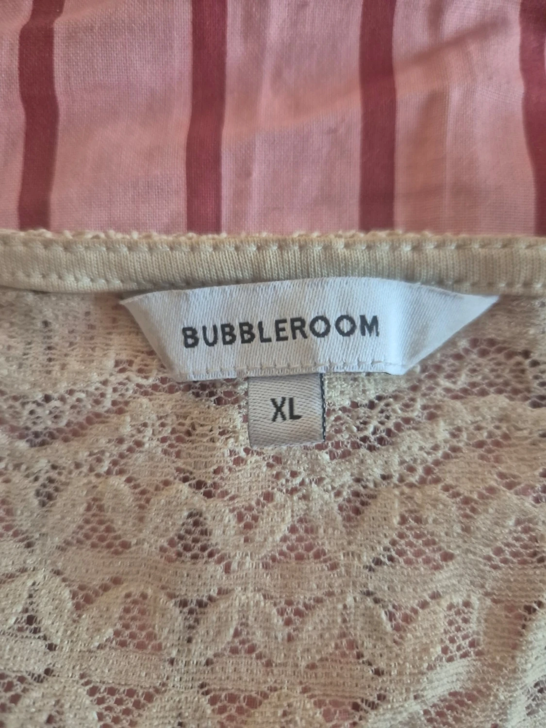 Beige spetsblus med volangärm - 2