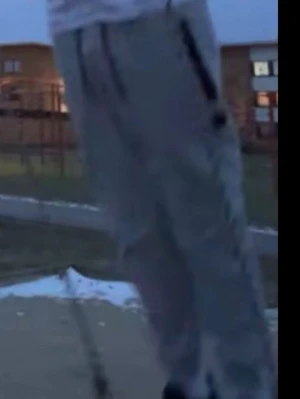 Gråa mjukisbyxor med svarta detaljer - Säljer ett par gråa mjukisbyxor med svarta dragkedjor och fickor. Byxorna har en avslappnad passform och resår i midjan för extra komfort. Perfekta för chill dagar eller när du vill ha det bekvämt.