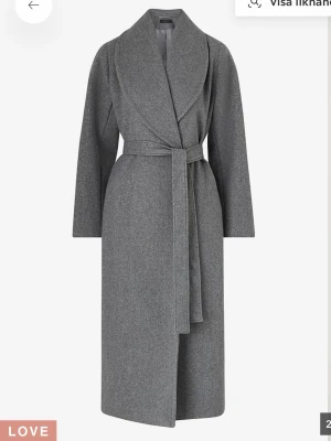 Lång kappa - Så fin grå kappa från ellos collection. Kappan kommer tyvärr inte till användning för mig och är endast använd vid ett tillfälle🤍