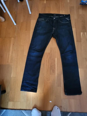 Mörkblå  jeans från Replay  - Fina förutom defekten på baksidan se bild W30 L32