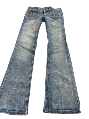 Vintage superlågmidjade jeans - Såå sjukt snygga superlowwaist bootcut jeans vintage från only! 💓💓Midjemått: 37 Innebenslängd: 77