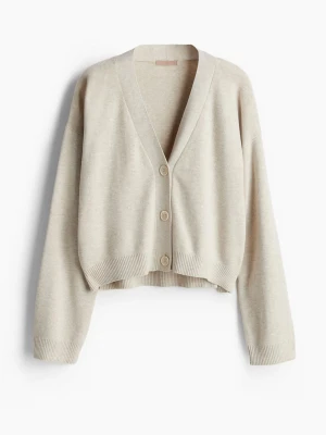 Stickat set från HM - Säljer mitt fina stickade HM set som endast använts ett fåtal gånger. Köpt för totalt 748 kr, pris kan diskuteras. Kan även säljas separat. Skriv för fler bilder💞