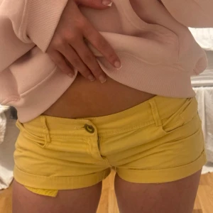 Lågmidjade shorts  - Skit snygga Lågmidjade jeans shorts. Super fina till sommaren.