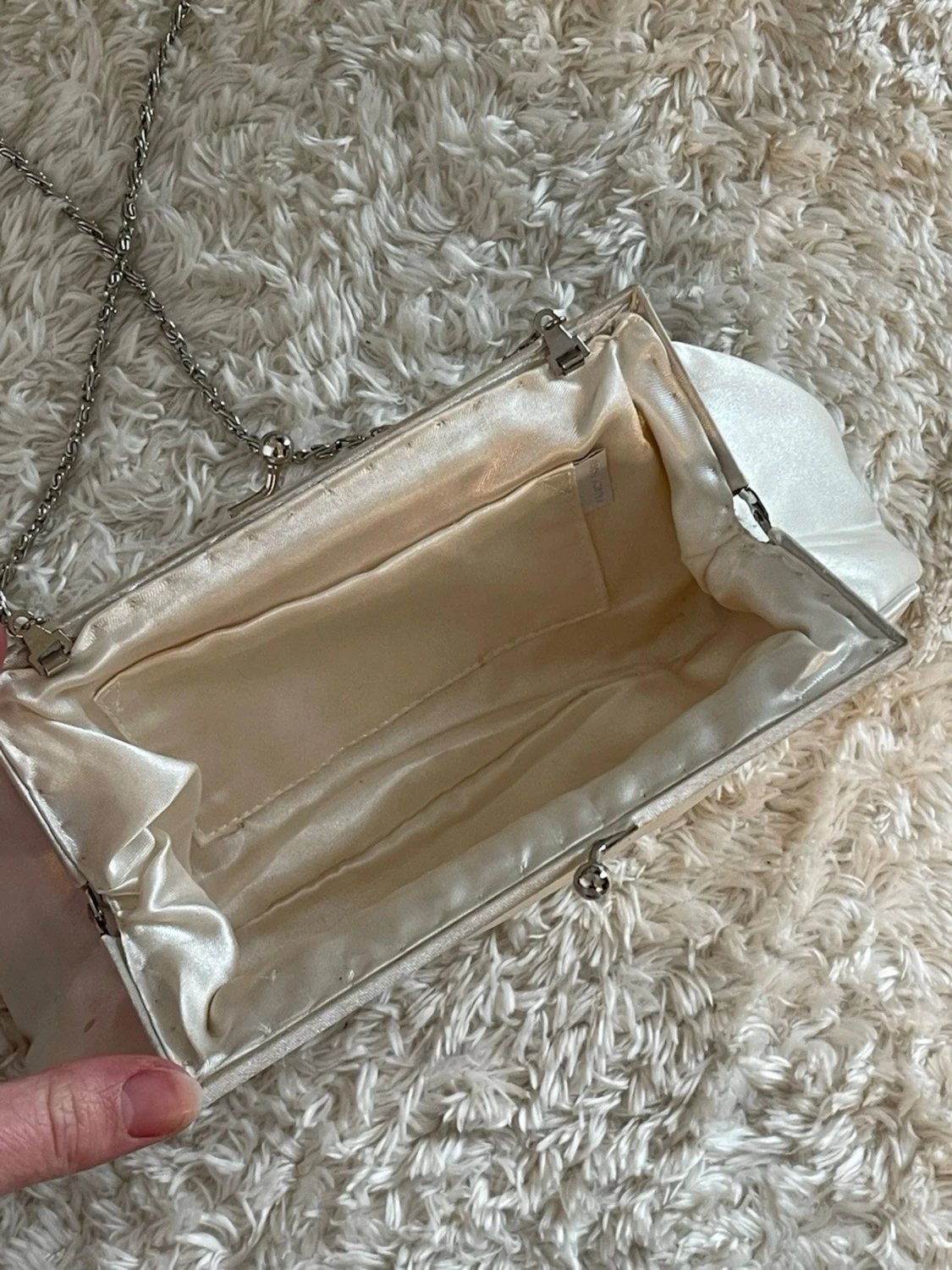 Vit satinkuvertväska med kedja - 2