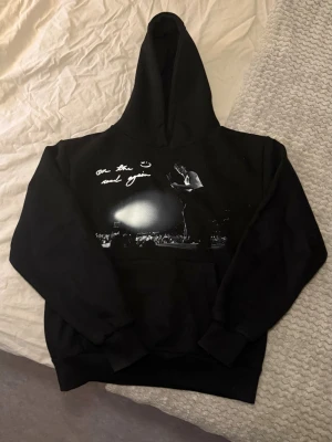 Shawn Mendes hoodie - Shawn Mendes hoodie i storlek S. Köptes från hans merchstand under hans konsert ”On the Road Again”. Köpte den för 1200kr och den har endast används en gång.