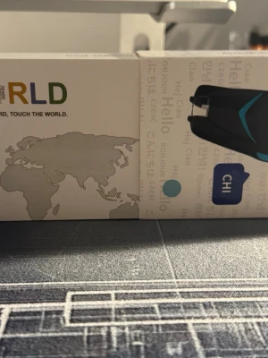 Digital översättningspenna WORLD - Säljer en digital översättningspenna från WORLD. Pennan är svart med blå detaljer och har en modern, avlång form. Perfekt för att scanna och översätta text direkt på olika språk. Levereras i originalförpackning med tillhörande manual.