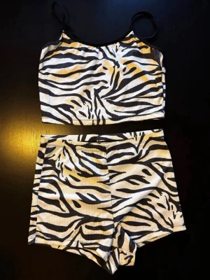 Zebramönstrat set  - Säljer SET linnetopp och shorts, använt endast fåtal gånger, super bekvämt och mjukt material.