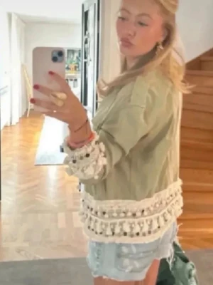 Grön jacka från Zara  - Unik ljusgrön jacka med virkade och fransiga detaljer i vitt längs ärmslut och nederkant. Jackan är i bra skick utan defekter! Skriv vid frågor eller fler bilder💕