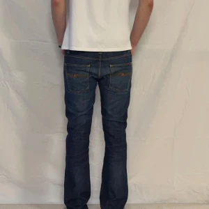 Mörkblå jeans från Nudie - Storlek W32 L34. Modell: Slim Jim. Bra skick!