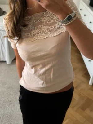 Beige topp med spetsdetalj - Spetstopp!!