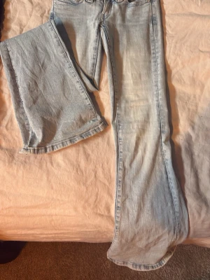 	Ljusblå flare jeans från Gina Tricot (XXS) - Säljer ett par ljusblå jeans från Gina Tricot. De har en låg midja och utsvängda ben (flare) som ger en jättefin passform. Väldigt trendiga och snygga till både vardag och fest.  Storlek: XXS (14+) Färg: ljusblå denim Skick: bra skick  Säljer eftersom jag aldrig använt den eller fått användning för dom. Hör av dig vid frågor eller om du vill ha fler bilder 💙