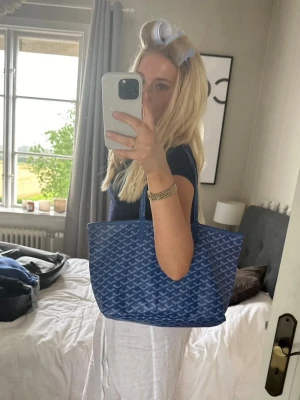 Blå väska  - Snygg blå väska. Slitningar finns (se bild) därför lägre pris.