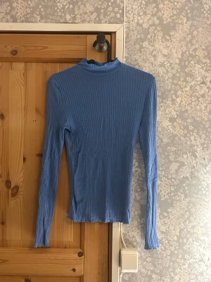 Blå ribbad långärmad topp - Blå ribbad långarmad topp från New Yorker. Bra skick. Hör av vid frågor!💗