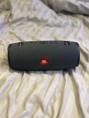 JBL högtalare Xtreme 3 - Kraftfull bärbar högtalare från JBL i svart med robust tygmaterial och gummidetaljer. Cylindrisk form med tydliga knappar på ovansidan och JBL-logga framtill. Passar perfekt för att ta med sig överallt och levererar riktigt bra ljud. Den är ungefär tre år gammal men har ändå ett väldigt bra ljud. Hör av er om ni har frågor!