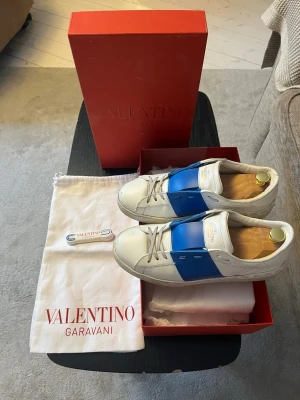 💫Valentino Open Sneakers💫 - Hej! Säljer nu dessa sjukt snygga Valentino Open skorna i storlek 42 men passar även upp till 43. Dom är i fint skick. Jättefin färg som matchar allt. Box, dustbags, extra skosnören och KVITTO medföljer. Hör av er vid frågor eller funderingar🙌💫