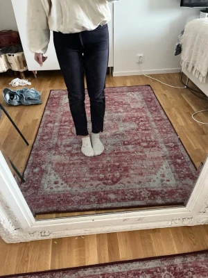 Svarta raka jeans från Odd Molly - Säljer ett par svarta jeans från Odd Molly med rak passform och hög midja. Jeansen har klassisk femficksdesign och är tillverkade i denim. Perfekta för en clean och enkel look. Pris kan diskuteras🩷