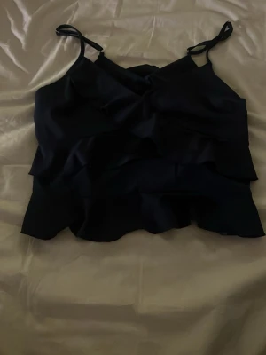 Mörkblå topp - Jag säljer en mörkblå topp från shein!