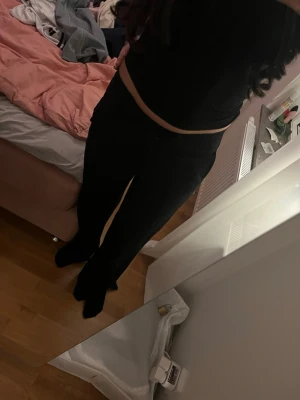 Svarta vida leggings - Säljer ett par svarta leggings med utsvängda ben och hög midja. De är stretchiga och mjuka, perfekta för en chill och snygg look. Passar till crop tops eller hoodies och är riktigt bekväma att ha på sig hela dagen.