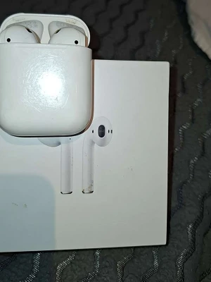 Apple AirPods trådlösa hörlurar - Säljer ett par vita Apple AirPods med laddningsetui. De är helt trådlösa och har en stilren, minimalistisk design i plast. Perfekta för musik, poddar och samtal på språng. Laddningsfodralet är kompakt och lätt att ta med sig.