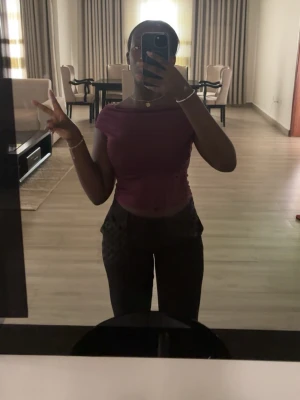 Mörklila offshoulder topp - Säljer en mörklila offshoulder topp med draperad halsringning. Toppen är tight och ärmlös. Jätte bra topp till t.ex middag eller brunch med vänner🤩