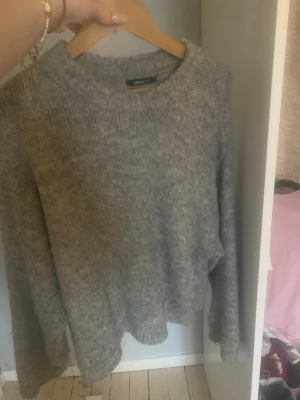 Grå stickad tröja Gina Tricot - Säljer denna gråa stickade tröja från Gina 💗💗