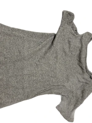 Grå ribbad topp med cut out  - Trendig grå ribbad topp med korta ärmar och cool cut out-detalj vid axlarna. Toppen är figurnära och har en mjuk, stretchig känsla som passar perfekt till jeans eller kjol. Passar M-L