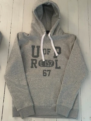 Ralph Lauren hoodie herr, storlek S  - Hej! Säljer denna riktigt schyssta hoodie från Ralph Lauren. Den är i storlek M men sitter en storlek litet och passar därför som en S. Den är endast använd någon enstaka gång och är därmed i ett nyskick. Original lappar och påse finns kvar och medföljer naturligtvis vid köp. Jag fraktar alltid snabbt! Mvh