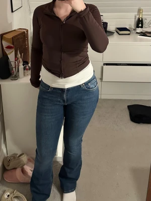 Blå bootcut jeans med låg midja - Säljer ett par blå bootcut jeans med låg midja och klassisk femficksdesign. Jeansen är tillverkade i denim med lite stretch för skön passform. De är knappt använda, och köpta från Gina tricot för 500 kr, säljer de för 300 kr. 