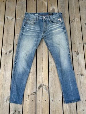 Replay jeans Anbass  - Säljer Replay Anbass jeans i mycket fint skick. Populär modell med modern passform, stretchigt material och skön komfort för vardagsbruk. Klassisk design som passar till det mesta. Väl omhändertagna och redo för ny ägare.  ✔ Modell: Replay Anbass ✔ Bra skick ✔ Bekväm passform med stretch ✔ Äkta Replay