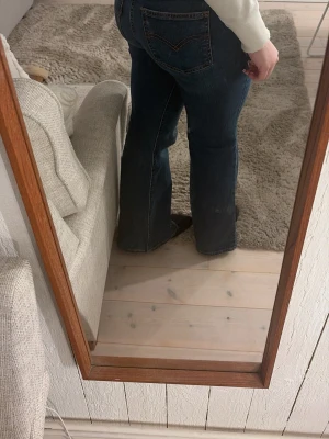 Bootcut lågmidjade jeans - Säljer ett par mörkblå bootcut jeans från levis i storlek 27. Jag är 167 cm. Mycket bra skick då jag knappt använt dom. 