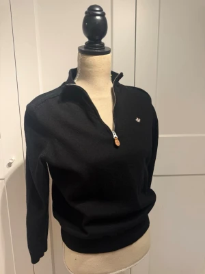 Morris - John Merino Half Zip Black - XS herr. En halv zip från Morris. 100 procent merinoull. Står storlek XL vilket är barnstorlek men passar och har blivit använd ett fåtal gånger av XS herr. Säljs för den kommer ej till användning. Ord. pris 1800 kr