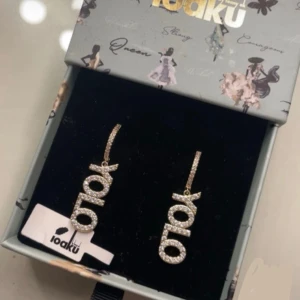 🚨Söker 👀 ‼️🚨YOLO örhängen med strass från Ioaku - Söker ett par örhängen från IAOKU med texten YOLO, kan max betala 300kr. 😊💗✨ Spelar ingen roll om de är i guld eller silver!