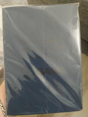 Blå anteckningsbok  från Saab - Säljer en blå anteckningsbok med Saab-logga och texten 'Keeping people and society safe' på framsidan. Omslaget är i ett tåligt material och boken är importerad av Brandon AB. Perfekt för anteckningar eller dagbok.