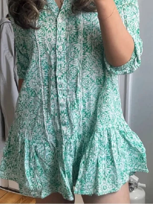 Zara klänning - Säljer denna jättefina och somriga klänningen💗. Endast använd ett fåtal gånger💗💗