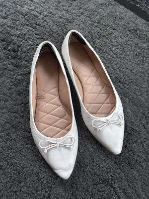 SÖKER - SÖKER dessa ballerina skor från Anna field. I strl 40! 🥰 Gärna till ett billigt pris då mina är förstörda🥺💓 