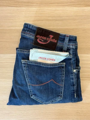 Jacob Cohën Jeans 622 | W32/L30 - Jacob Cohën jeans i snygg tvätt😁| Modell: 622 (slim fit) | W32/L30 | | Skick: 9/10 | Defekter: Nej | Midja: 40 cm | Längd: 98 cm | Innerbenslängd: 77 cm | Måttavvikelser +-1 cm | Modellen är 175 cm och väger 70 kg | Vänligen kontrollera mått innan köp🤗 | Tveka inte att kontakta mig vid övriga frågor😁!