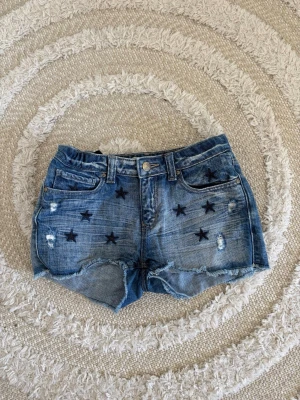 Snygga shorts - Low waist shorts från lindex i strl 152.