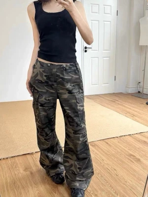 Camo cargobyxor med vida ben - Säljer dessa sjuukt snygga camo cargobyxor med baggy fit! Tyvärr för långa på mig som är 158 så de är knappt använda. Storlek S men elastisk midja gör att de passar större storlekar också. Hör av er vid frågor! <33
