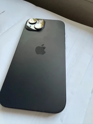 iPhone 15 plus - iphone 15 plus, 128 gb, maximal kapacitet 97 procent, mobilen är omhändertagen, sparsamt använd, alltid använd skal och skyddsglas. Följer med kartongen, skal och sladd