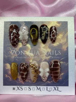 Von sua press on nails - Köpte dessa ifrån von sua på plick (gå in och kolla, hon har grymt snygga naglar) men de va Tyvär för små, därav säljer jag🌸