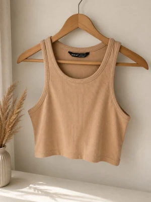 Beige ribbad croppad linnetopp SHEIN - Snygg beige croppad linnetopp från SHEIN i ribbad bomullsmix. Toppen är ärmlös med breda axelband och rund halsringning, perfekt för en avslappnad och trendig look.