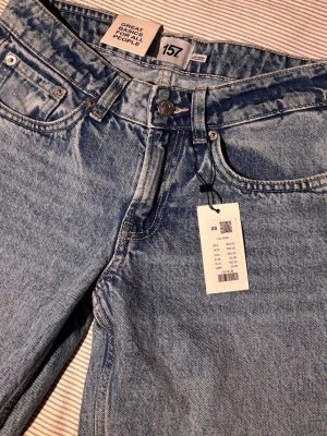 Ljusblå raka jeans från 157 - Ljusblå jeans från 157 med klassisk femficksmodell och raka ben. Jeansen har hög midja och är tillverkade i 100% bomull. Perfekta för en avslappnad och trendig look. 