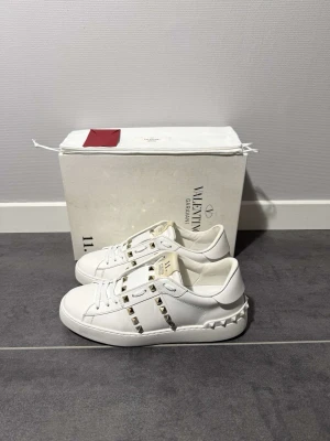 Valentino rockstud sneakers - Valentino open rockstud, storlek 38, skick 9/10, box dustbag samt kort medföljer vid köp, nypris 8000kr, vid funderingar hör av er.