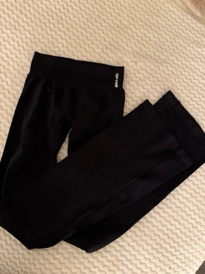 Impact flares från DFYNE - Säljer ett par svarta leggings från DFYNE i modellen Impact i  färgen Midnight Black.  Dem är i storlek xs regular, helt nya har bara testat dem och tyvärr passar dem inte mig❤️