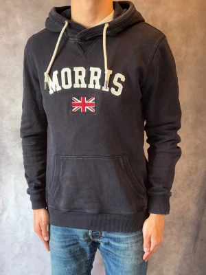 Morris Hoodie - Stl M - Riktig fet Morris Hoodie med tryck  🙌 | Mycket bra skick: 9/10, utan defekter, möjligtvis lite urtvättad på vissa ställen | Stl: M |  Modellen är 177cm och väger 74kg | Billigare pris vid köp av bundle 😉Hör av dig vid frågor // Galgen 🫡 