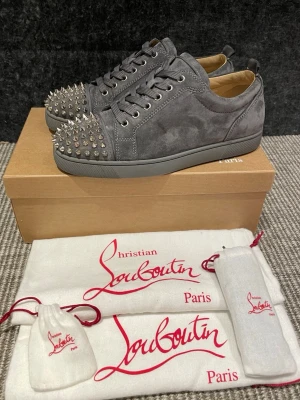 Christian Louboutin skor (nya) - Hej, säljer nu dessa svin snygga Loubs skor. Skorna är i nytt skick!  Begränsat antal boxar och dustbag. Hör av dig vid frågor. 