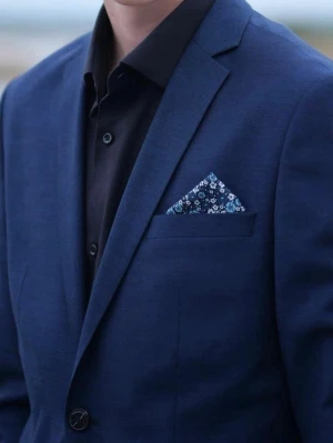 Marinblå kostym  - Snygg marinblå kostym med matchande kavaj och byxor. Snygg lyster i tyget. Super slim. Jack & Jones premium